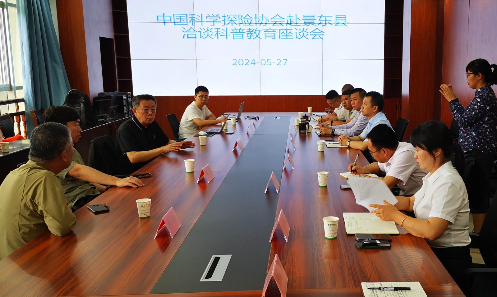 1717230162570033905.jpg 景东县教育局座谈.jpg