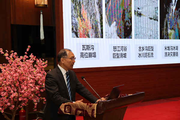崔鹏做报告.jpg