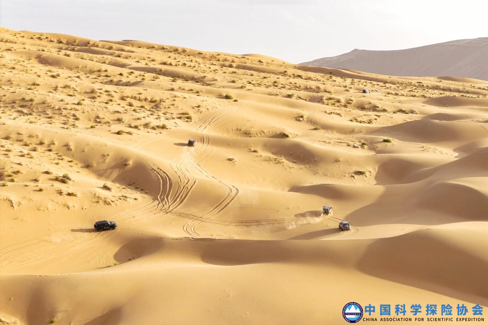 车辆沙山翻越.jpg